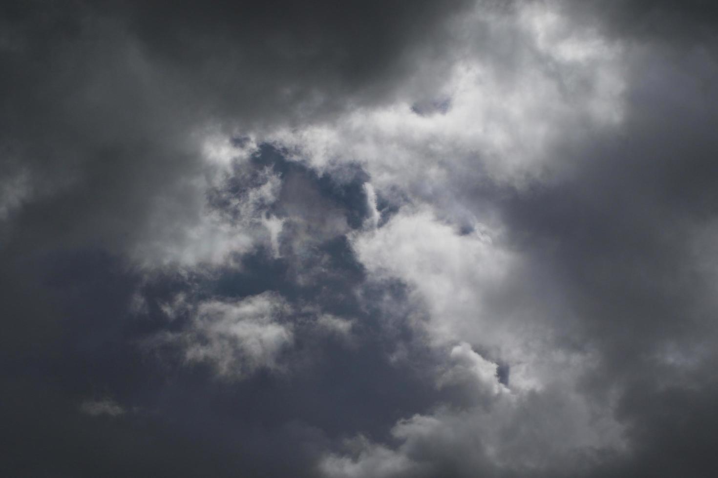 stormachtig weer en donker wolken foto