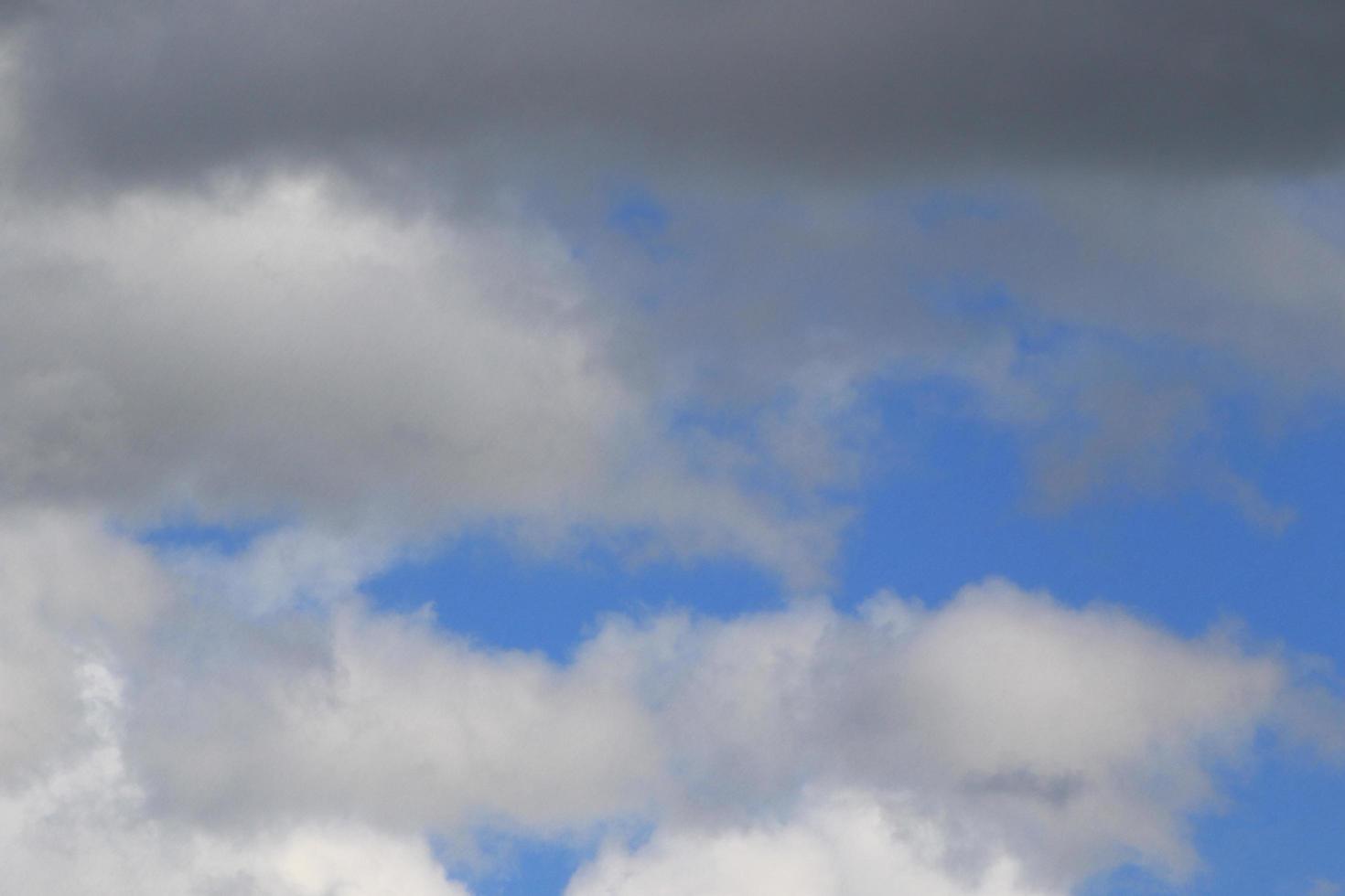 stormachtig weer en donker wolken foto