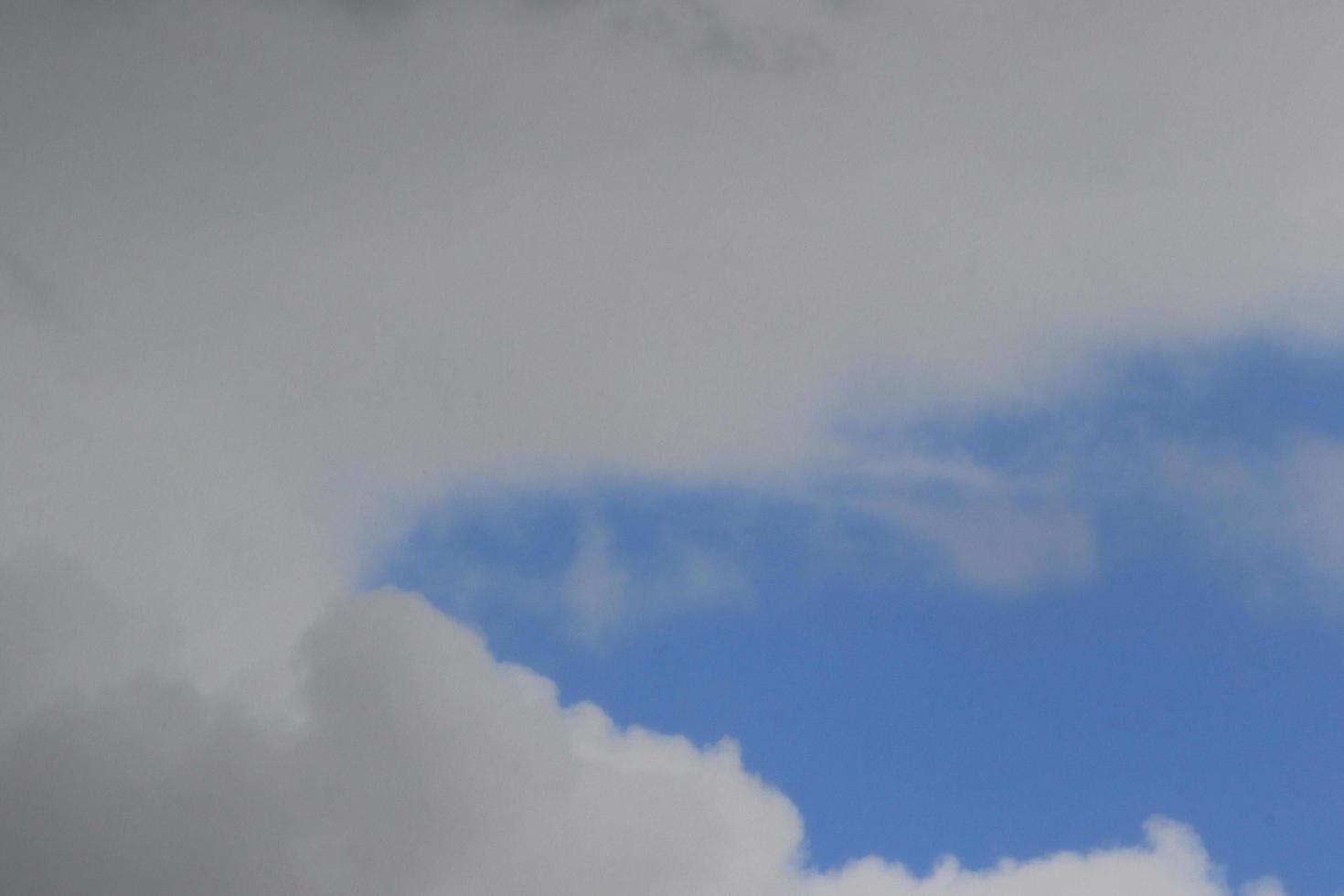 stormachtig weer en donker wolken foto