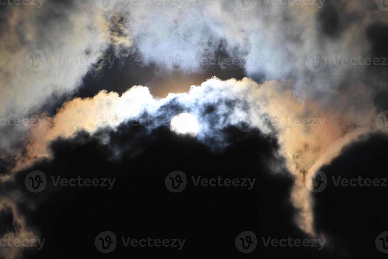 stormachtig weer en donker wolken foto