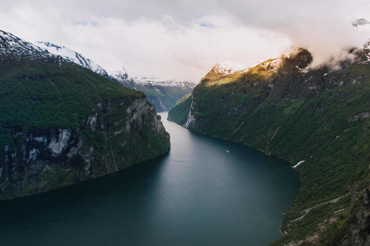 uitzicht op de Noorse fjord foto