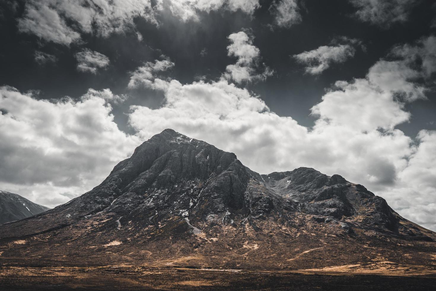 prachtige humeurige berg in de schotse hooglanden foto