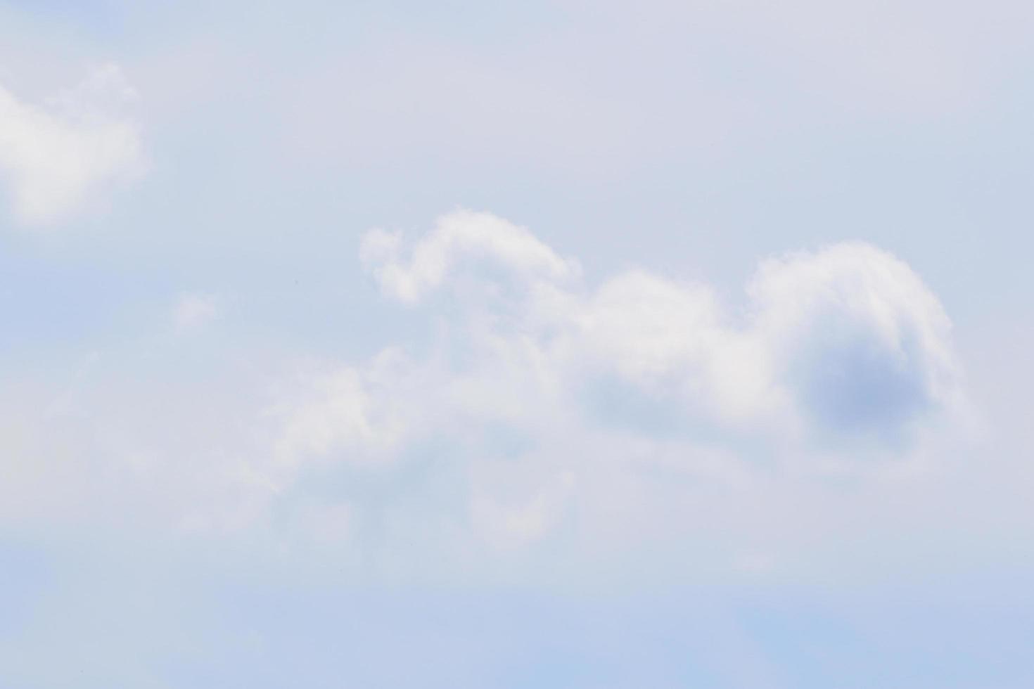 heldere blauwe lucht en witte wolken foto