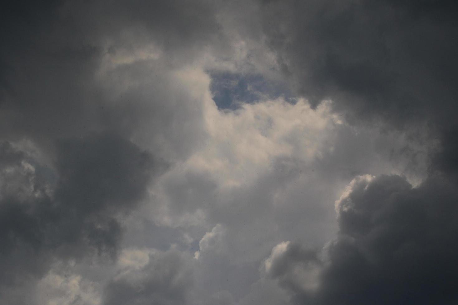 stormachtig weer en donker wolken foto