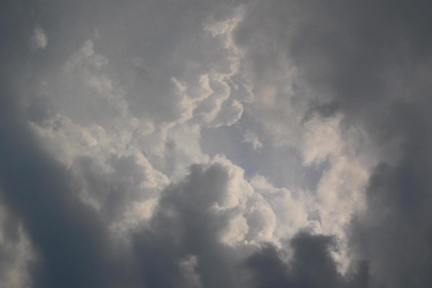 stormachtig weer en donker wolken foto