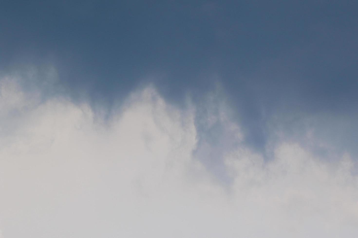 stormachtig weer en donker wolken foto