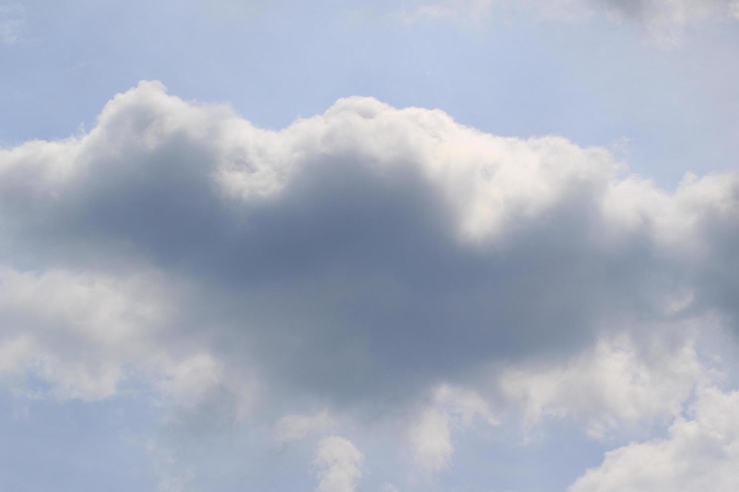 stormachtig weer en donker wolken foto