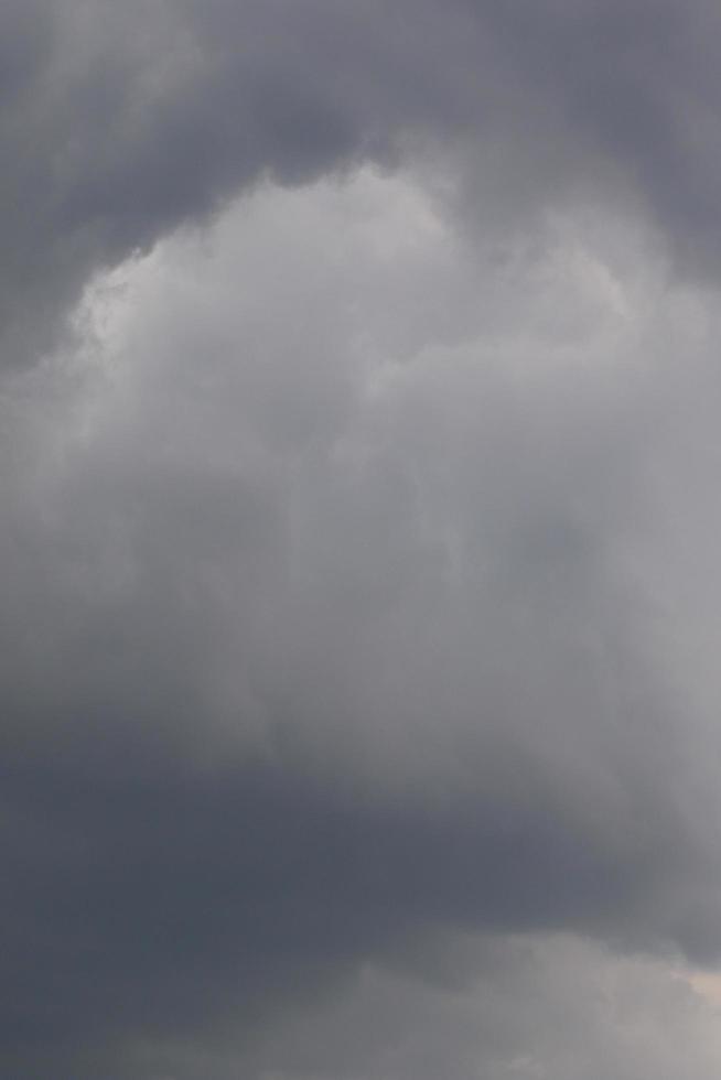 stormachtig weer en donker wolken foto