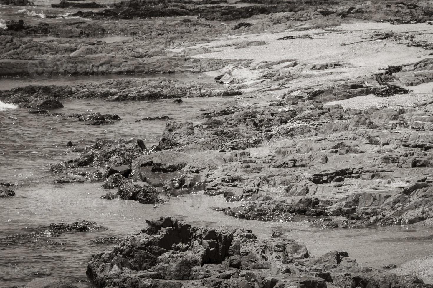 water, stenen en zee kliffen, zee punt promenade kaap dorp. foto