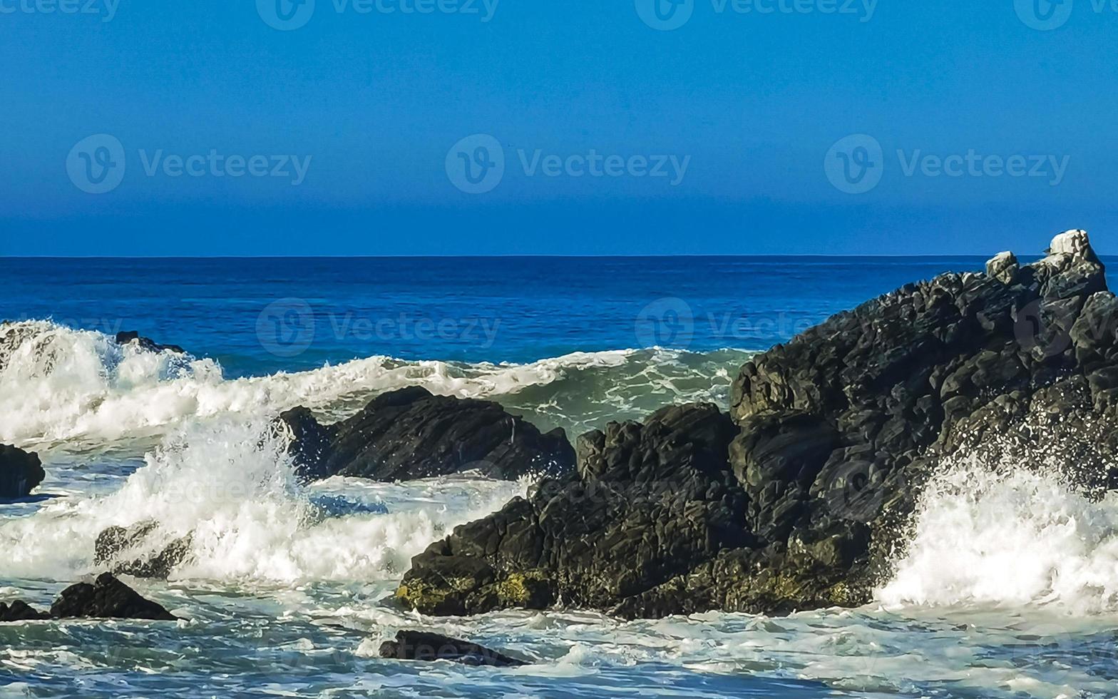 mooi rotsen kliffen surfer golven Bij strand puerto escondido Mexico. foto