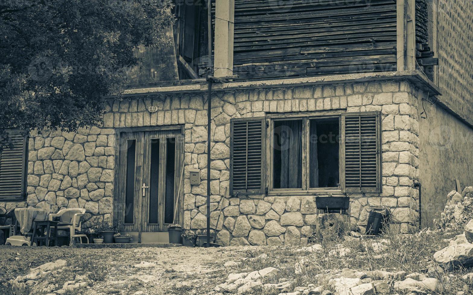 typisch stenen huis met tuin in kroatië. foto