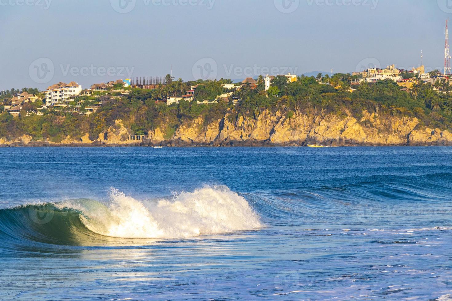 extreem reusachtig groot surfer golven Bij strand puerto escondido Mexico. foto