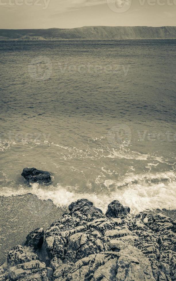 prachtig zand en rotsachtig strand en promenade novi vinodolski kroatië. foto