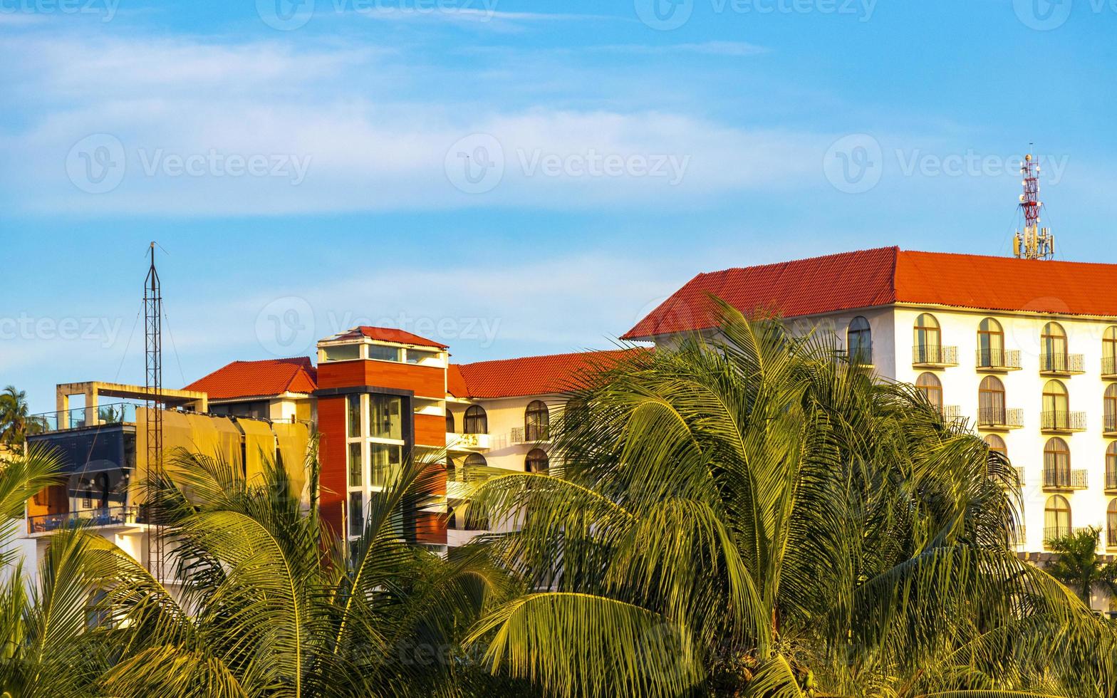 hotels gebouwen huizen in tropisch paradijs in puerto escondido Mexico. foto