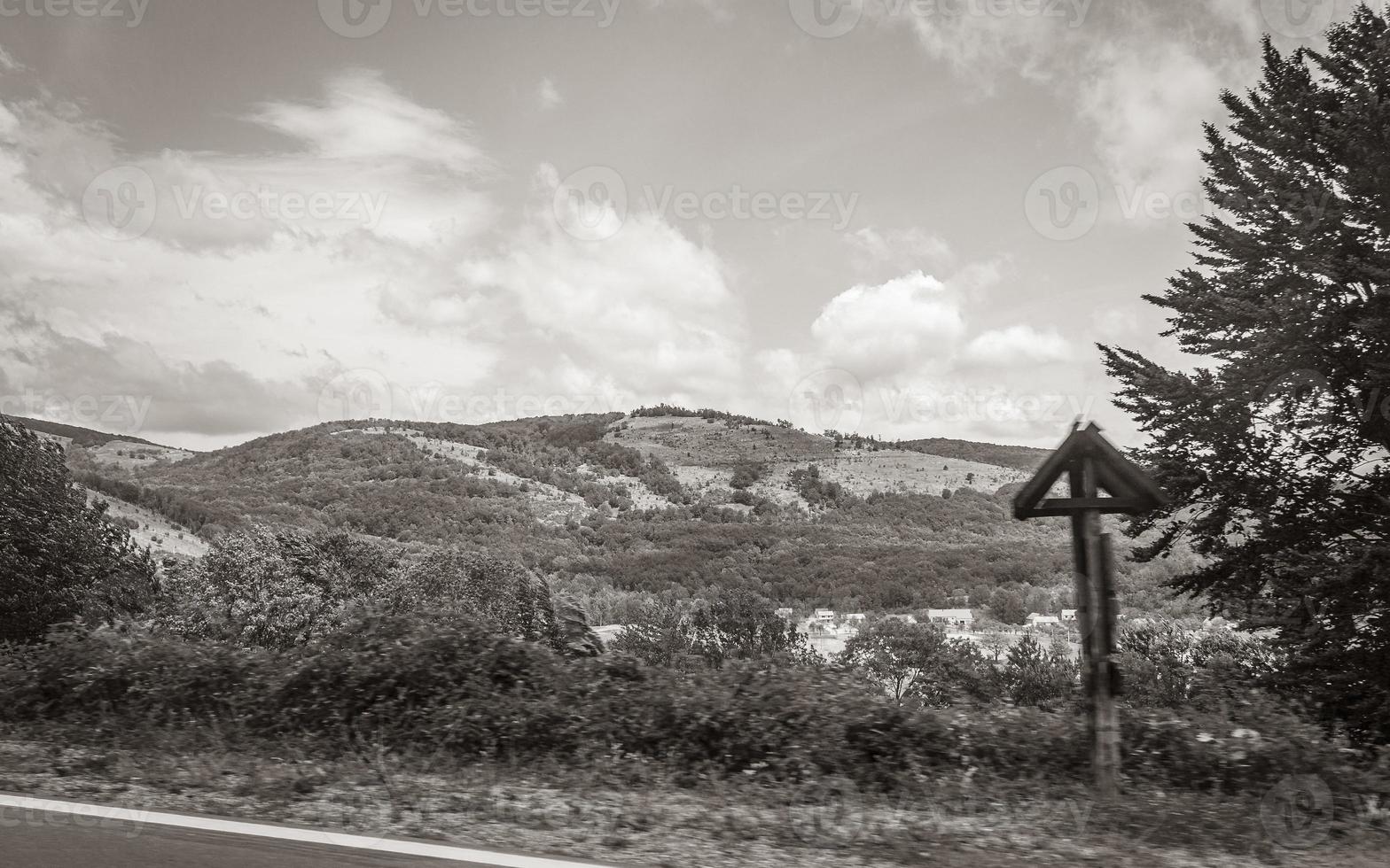 natuurlijk landschap bergen heuvels en agrarisch gebieden terwijl het rijden Kroatië. foto
