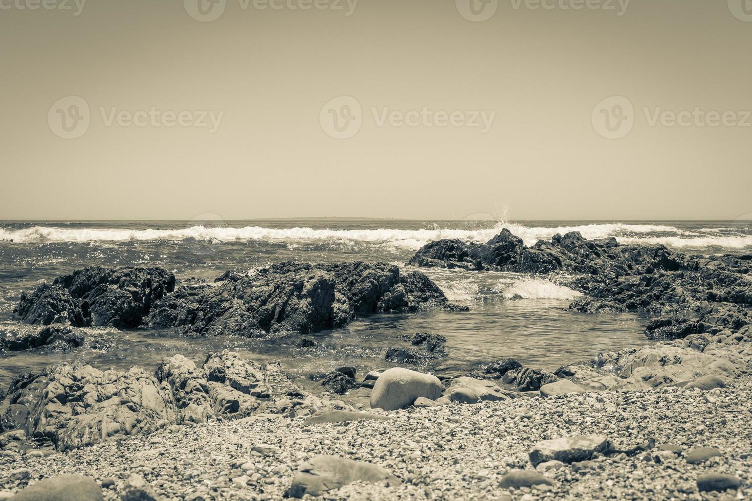 sterke golven, stenen zeekliffen, zeepunt promenade kaapstad. foto