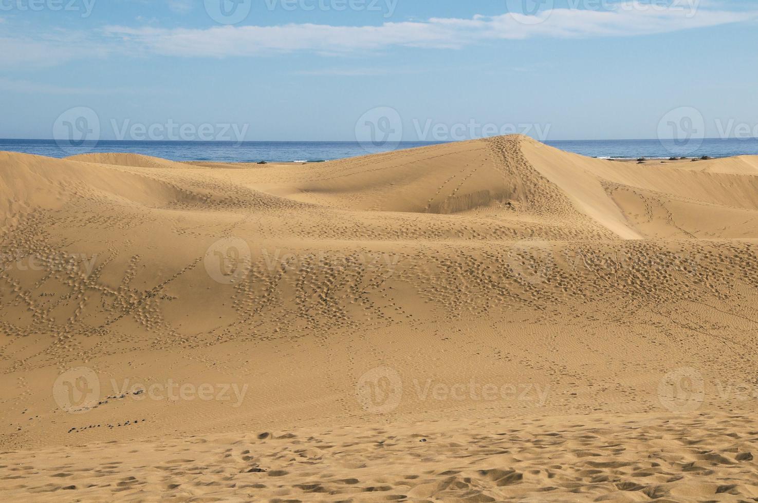 zand duinen door de zee foto