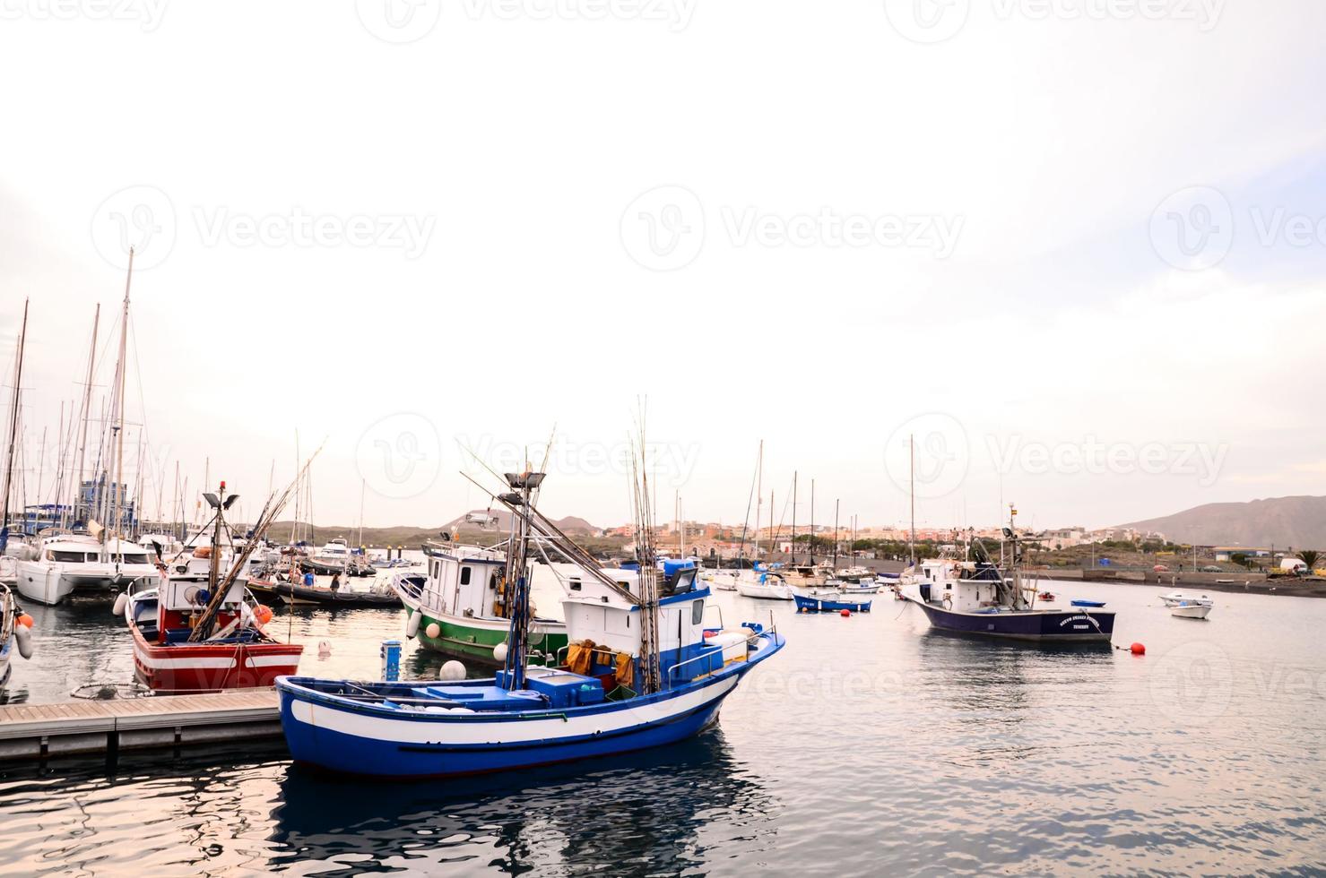 visvangst boten in de haven foto