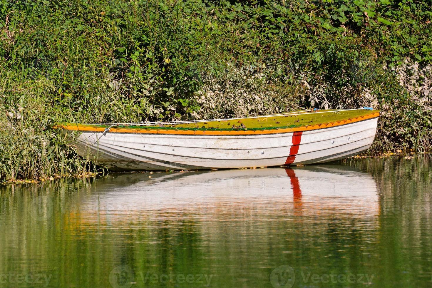 boot aan de oever foto