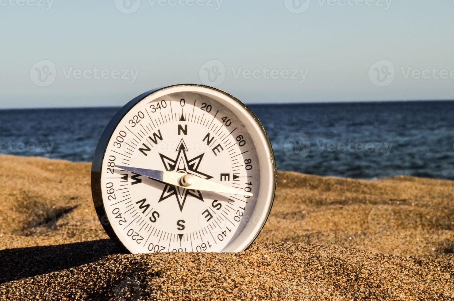kompas in de zand foto