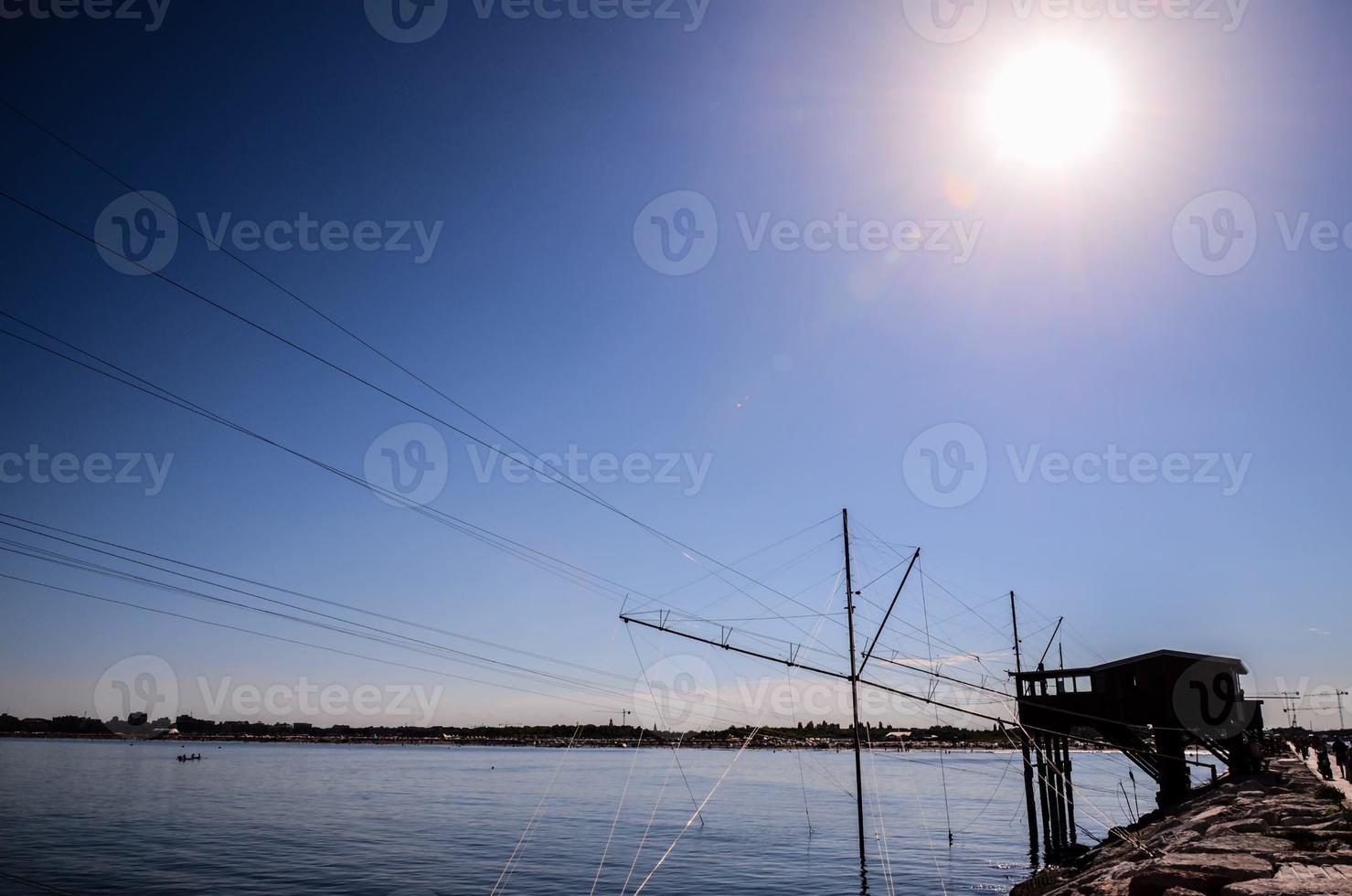 visvangst netto door de zee foto