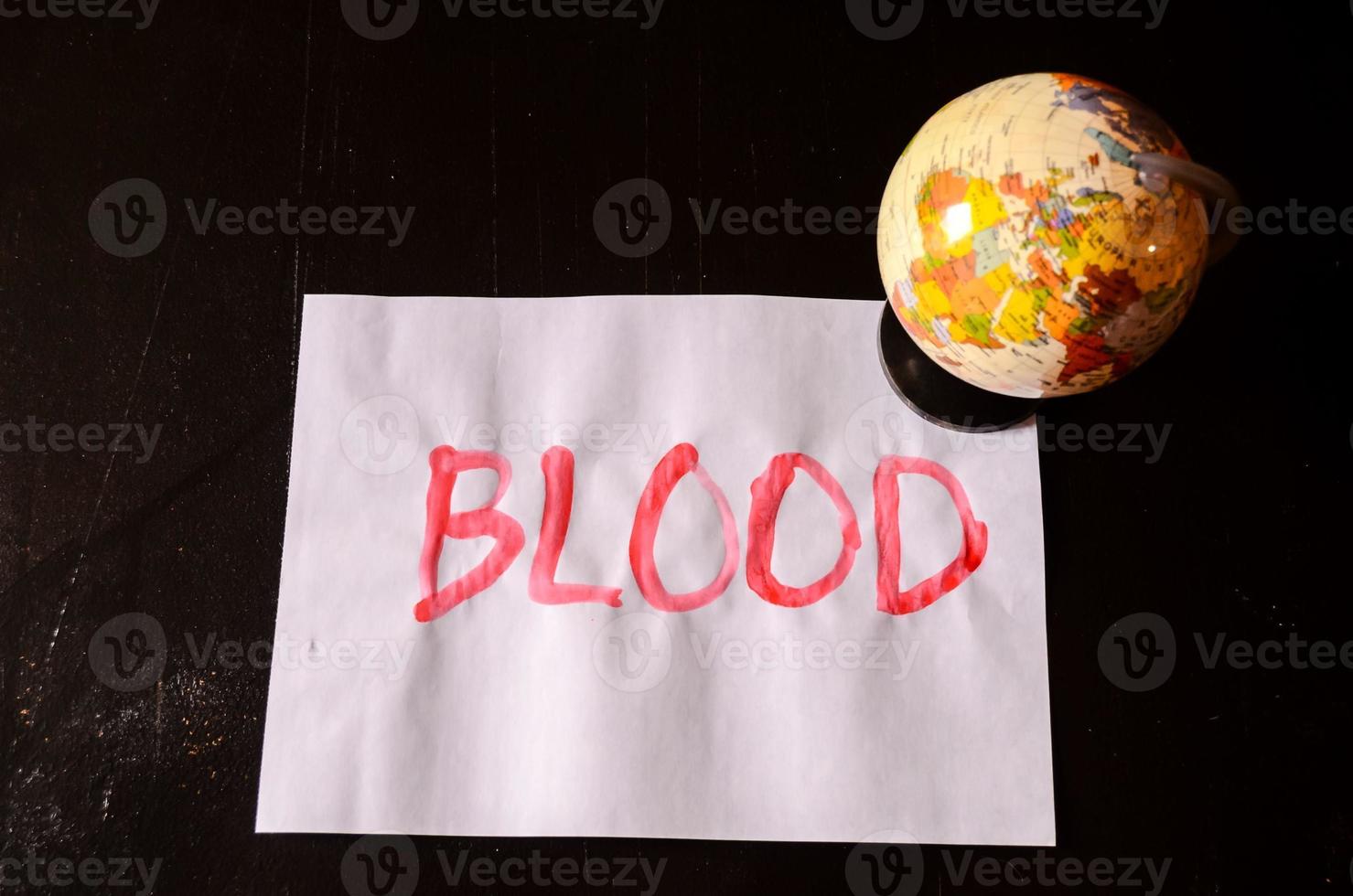 bloed geschreven Aan papier foto