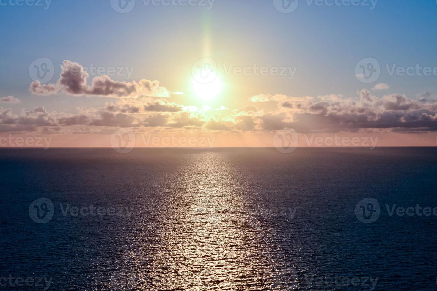 zonsondergang over de zee foto