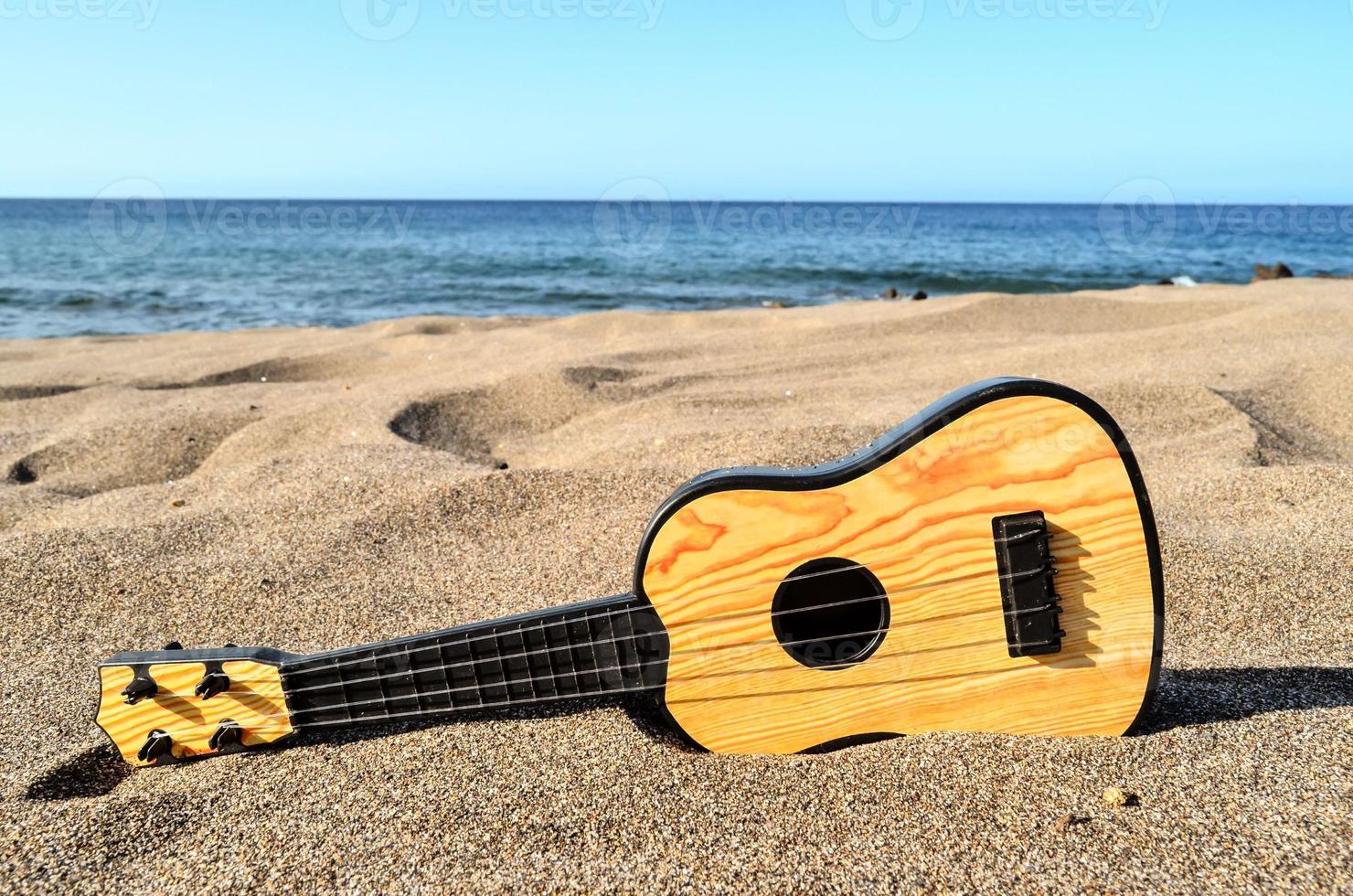 ukulele in de zand foto