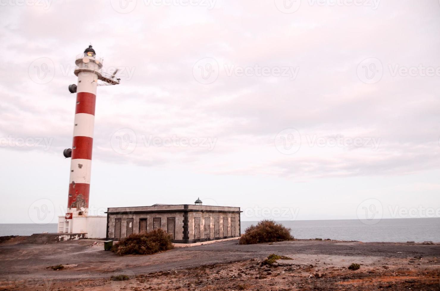 vuurtoren door de zee foto