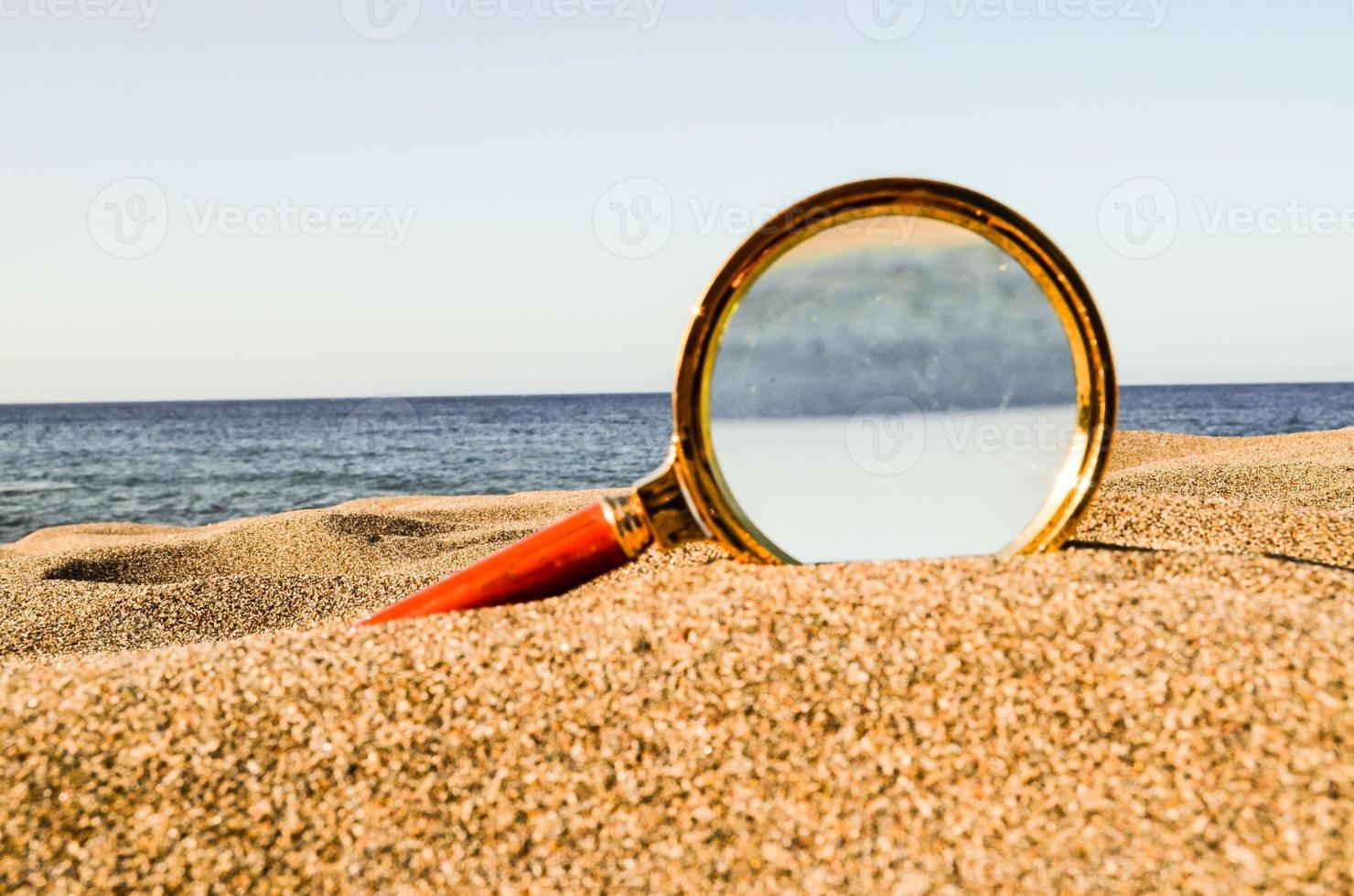 vergroten glas in de zand 18858873 stockfoto