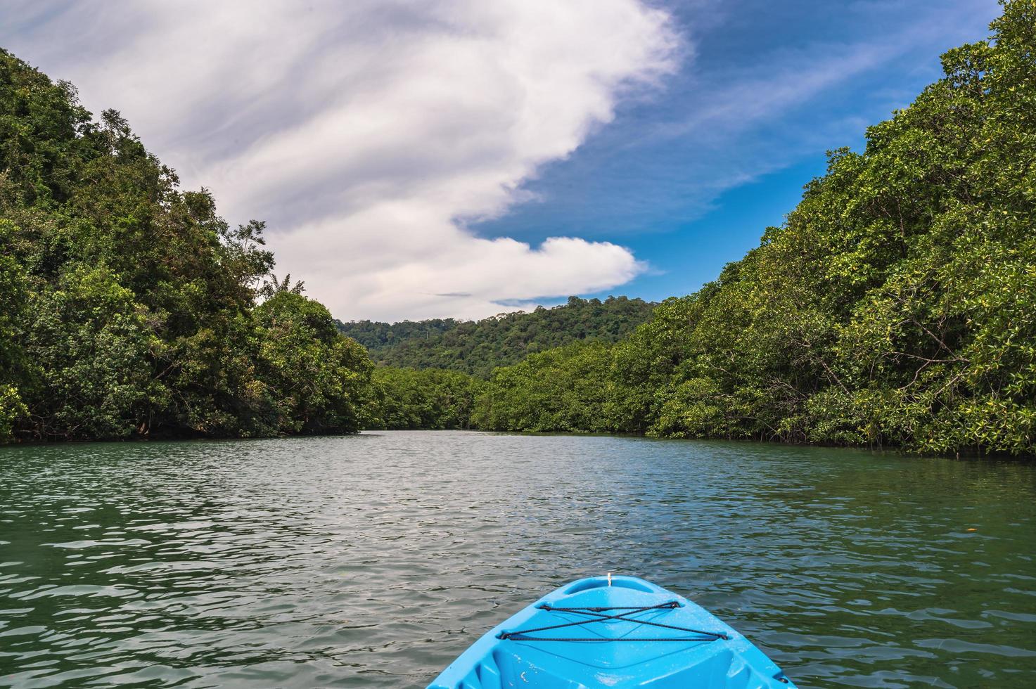 kajakken Aan de klong chao rivier- Bij koh goed eiland trat thailand.koh goed, ook bekend net zo ko kut, is een eiland in de golf van Thailand foto