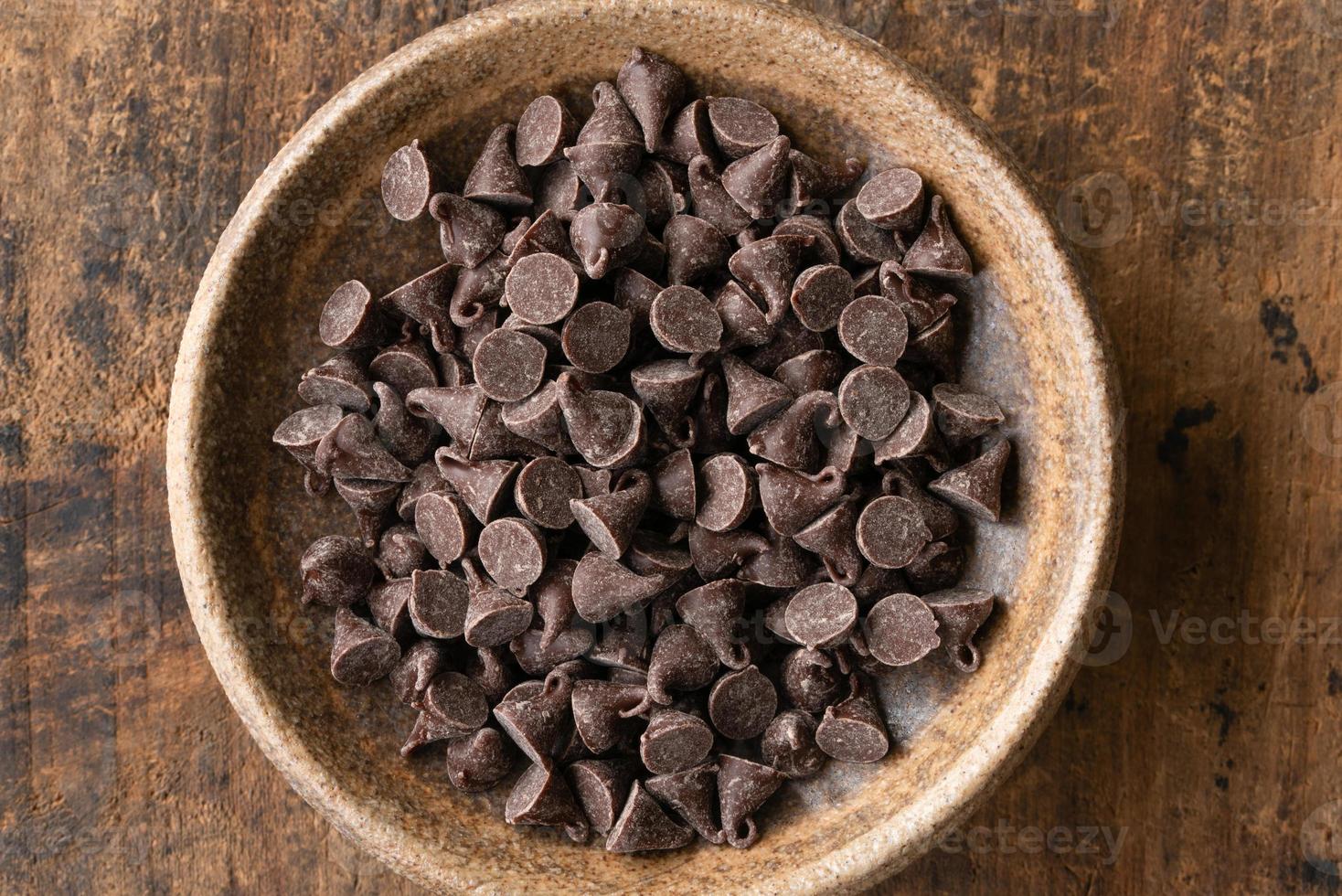 miniatuur chocola chips in een kom foto