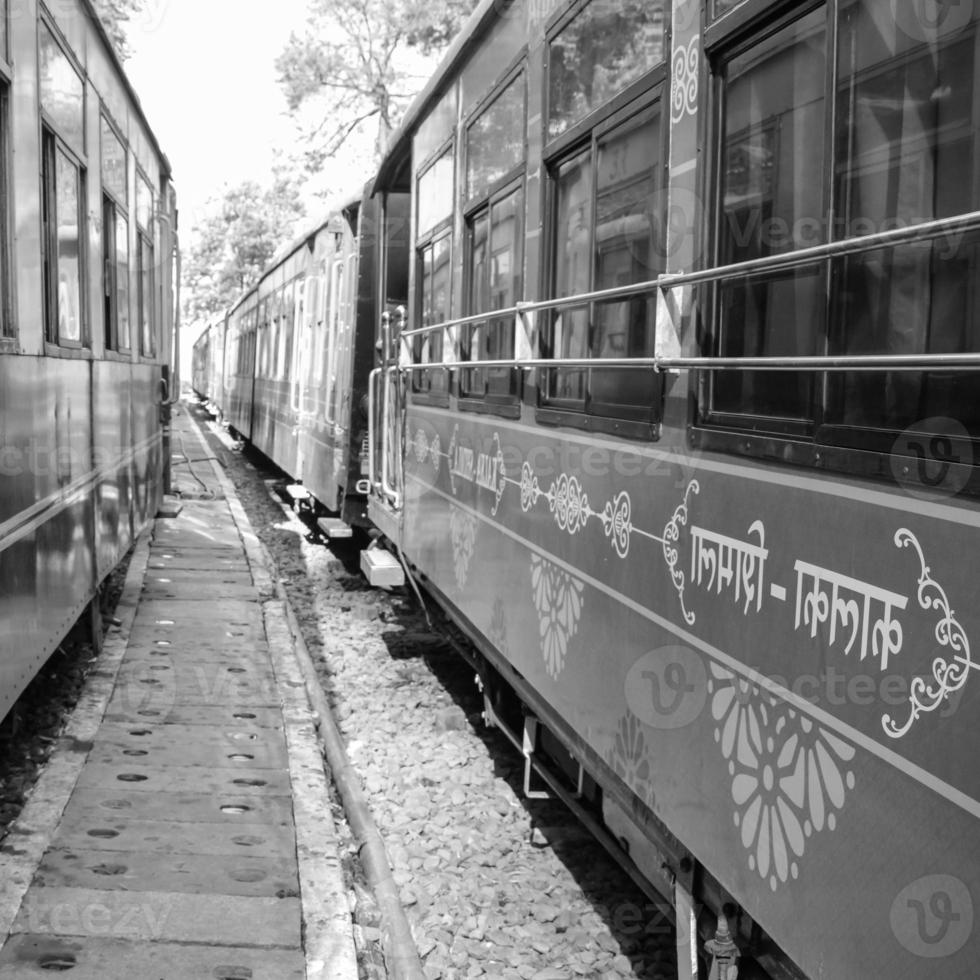 speelgoed- trein in beweging Aan berg helling, mooi visie, een kant berg, een kant vallei in beweging Aan spoorweg naar de heuvel, tussen groen natuurlijk Woud. speelgoed- trein van kalka naar shimla in Indië foto