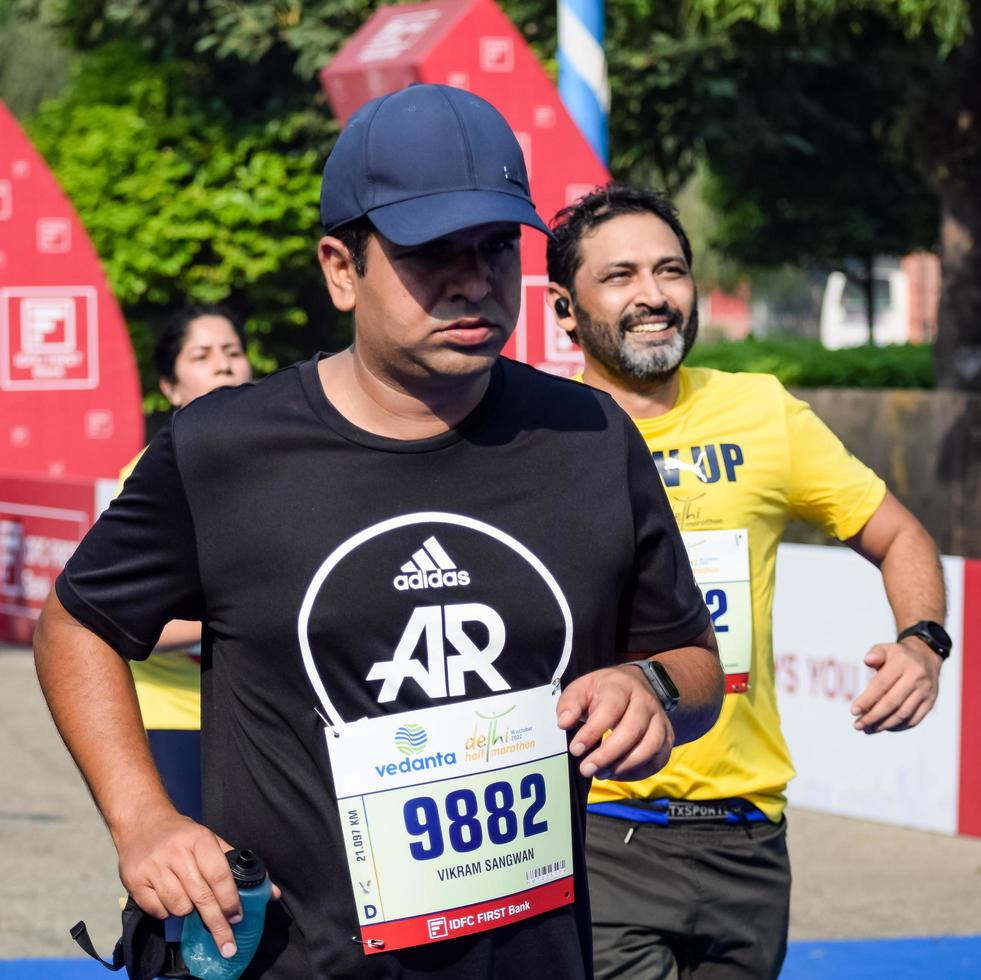 nieuw Delhi, Indië - oktober 16 2022 - vedanta Delhi voor de helft marathon ras na covid in welke marathon deelnemers over naar kruis de af hebben lijn, Delhi voor de helft marathon 2022 foto