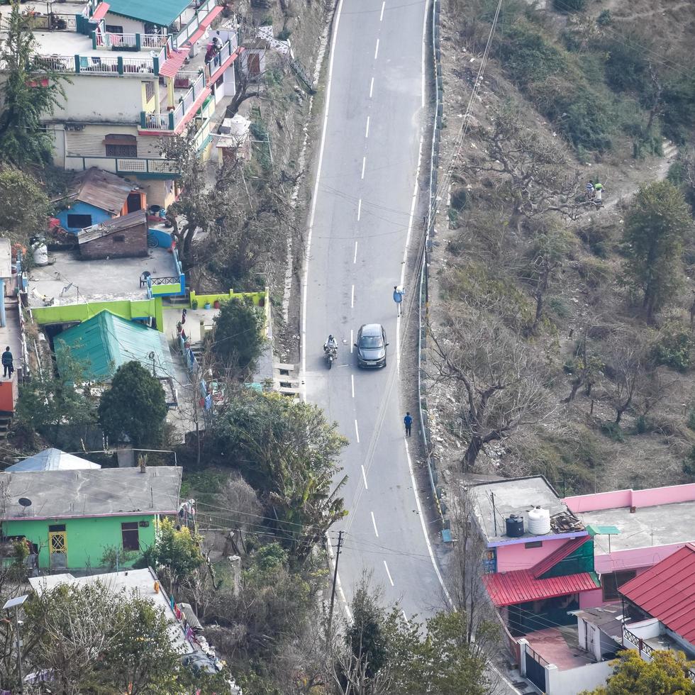 bovenaanzicht vanuit de lucht van verkeersvoertuigen die rijden op bergwegen in nainital, uttarakhand, india, uitzicht vanaf de bovenzijde van de berg voor verkeer van verkeersvoertuigen foto