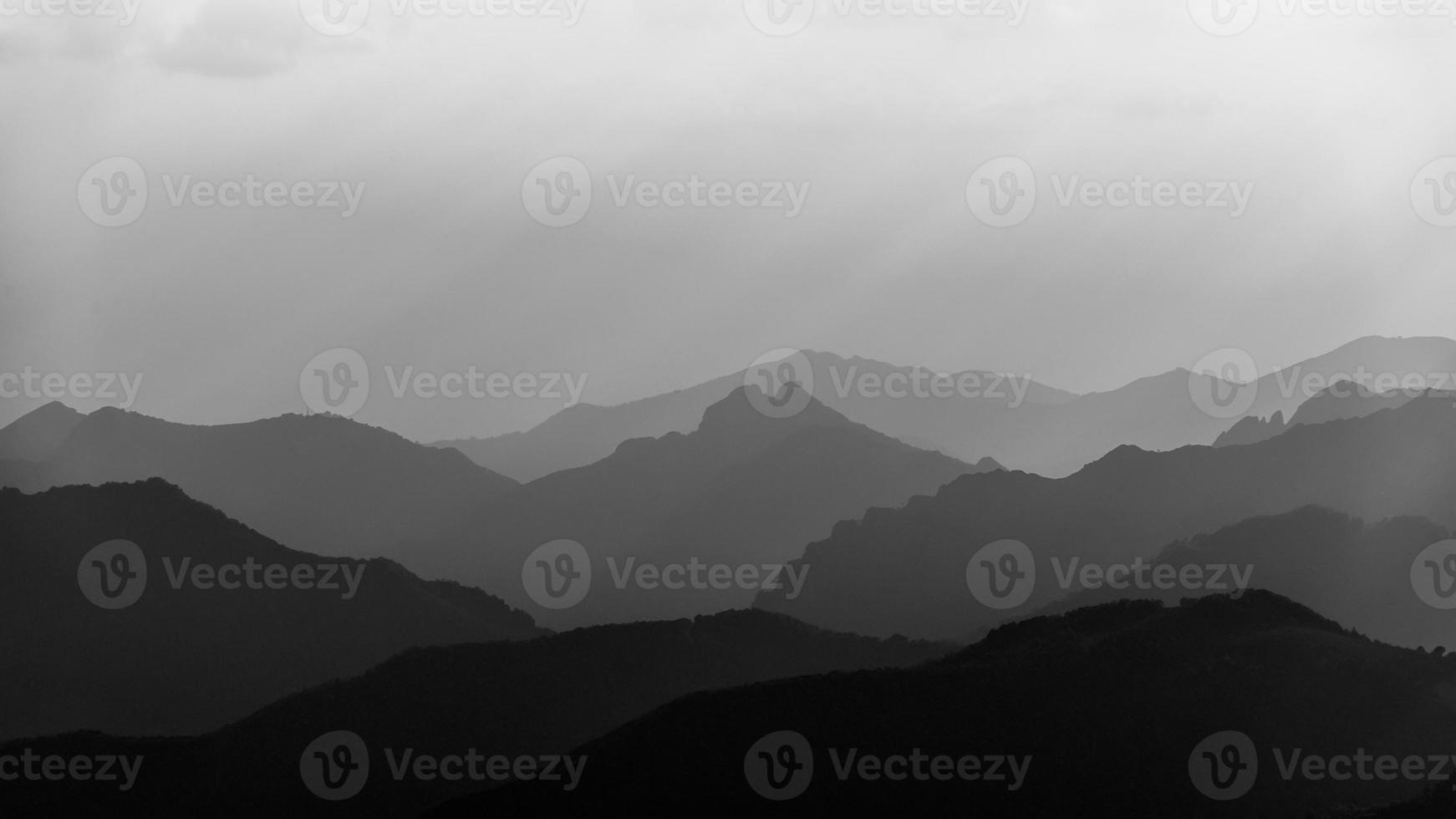 een zee van bergen in zwart en wit foto