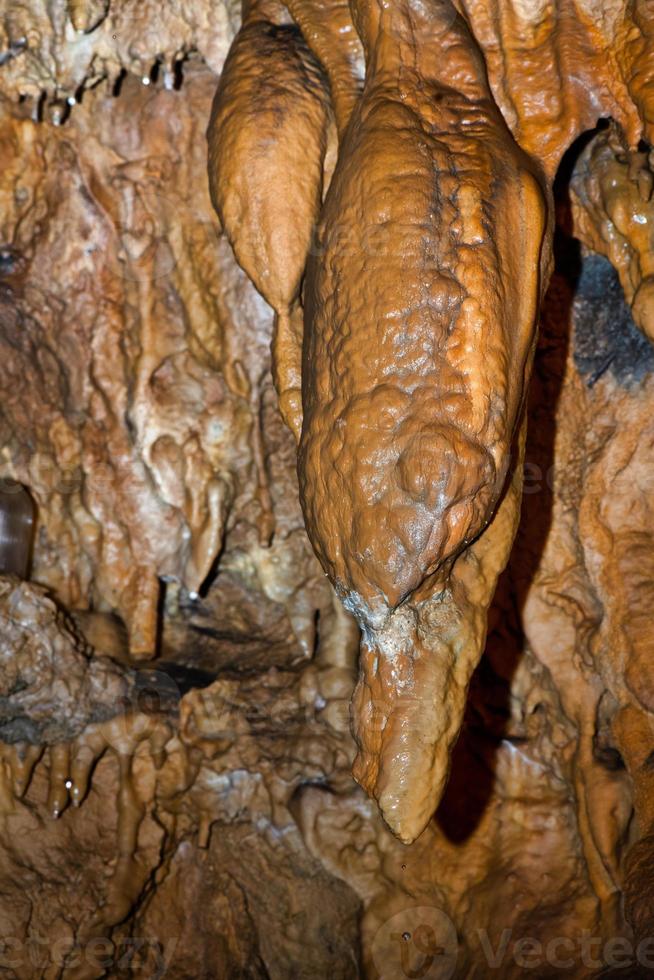 groot stalactieten in kalksteen grotten bezocht door speleologen foto