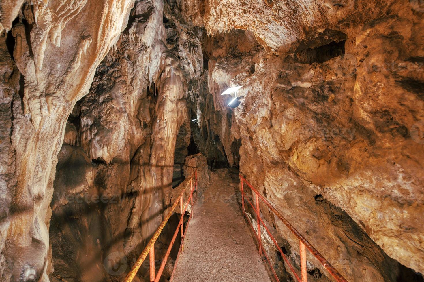 passage in toerist kalksteen grotten in de Brembana vallei Bergamo Italië foto