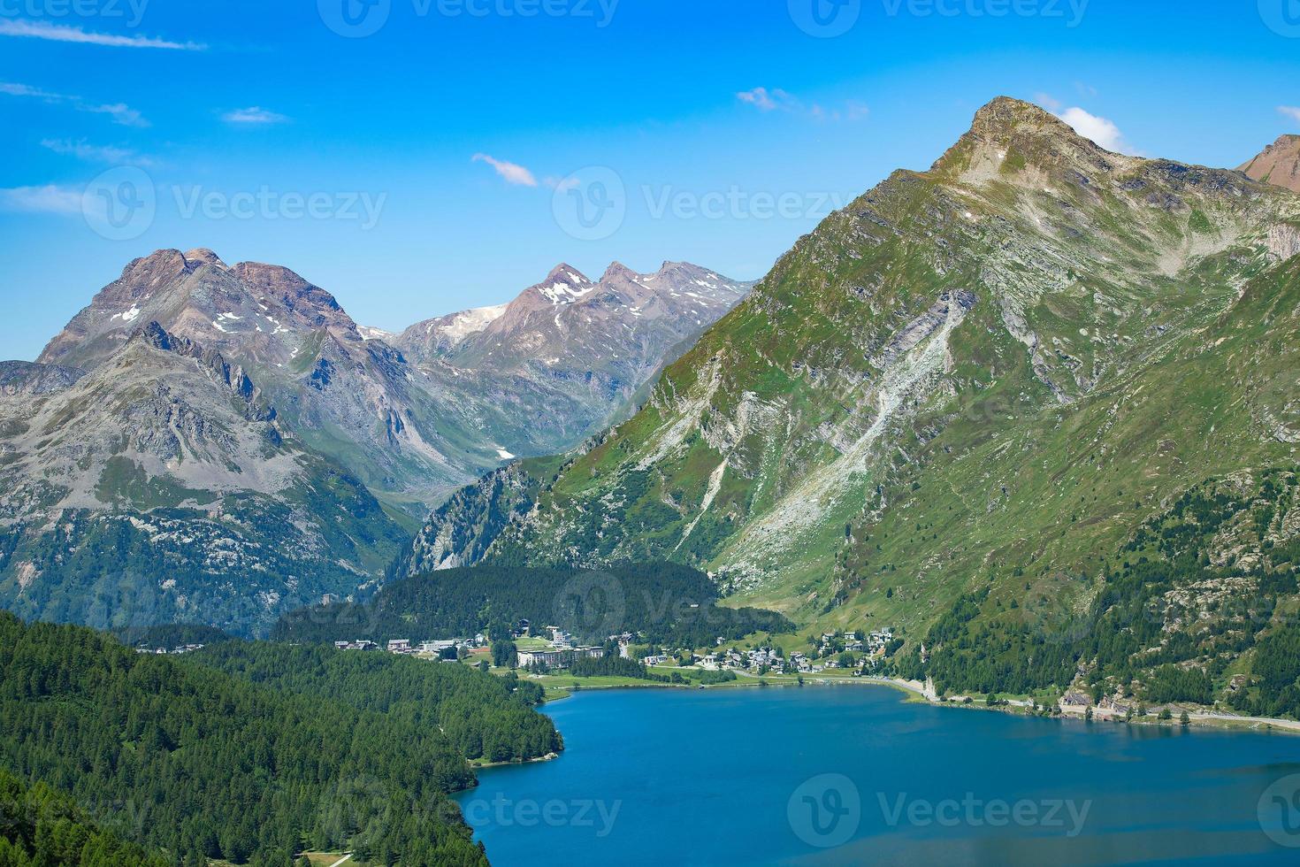 visie van de maloja voorbij gaan aan in vallei engadin Zwitserland. begin van de cafe rivier- foto