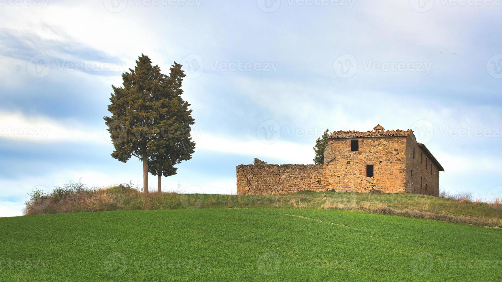 kluizenaarschap afbrokkelen in de weide in Toscane Italië foto