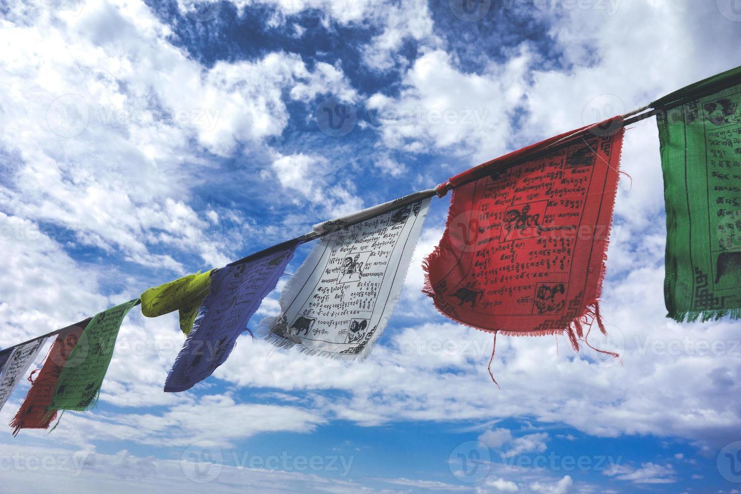 Tibetaans gebed vlaggen in de blauw lucht met wolken foto
