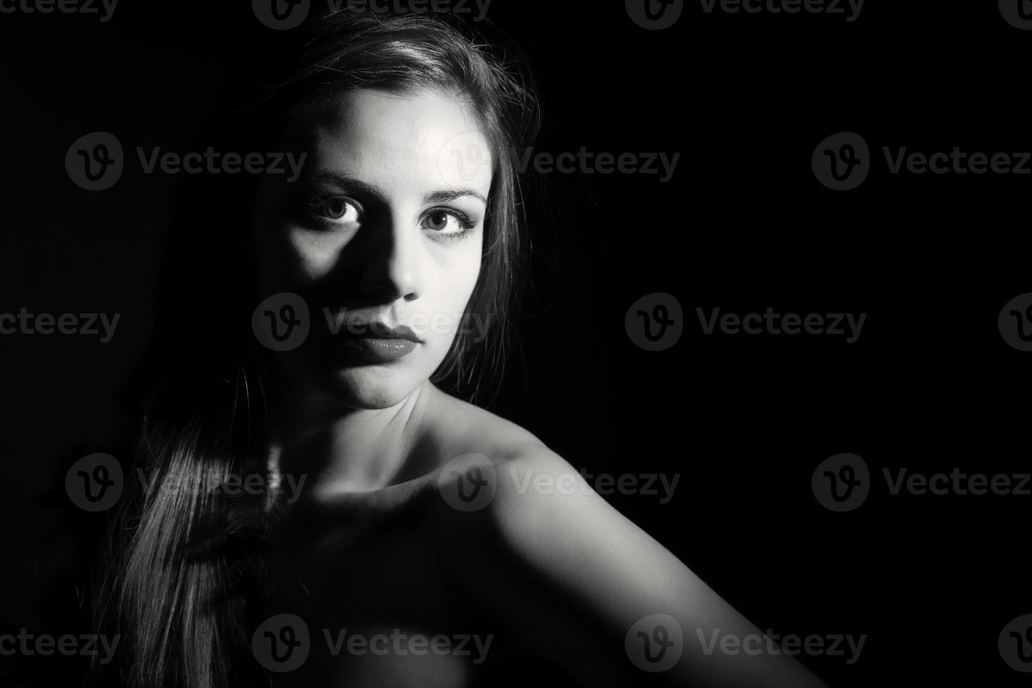 portret van een vrouw met rembrandt verlichting foto