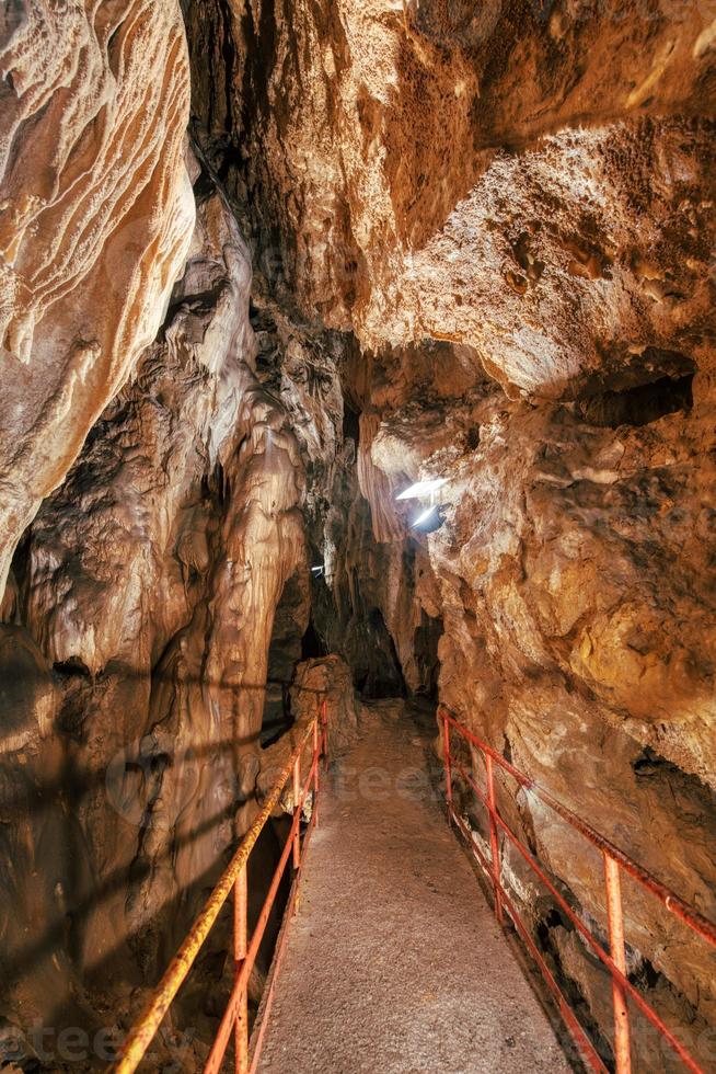 passage in toerist kalksteen grotten in de Brembana vallei Bergamo Italië foto