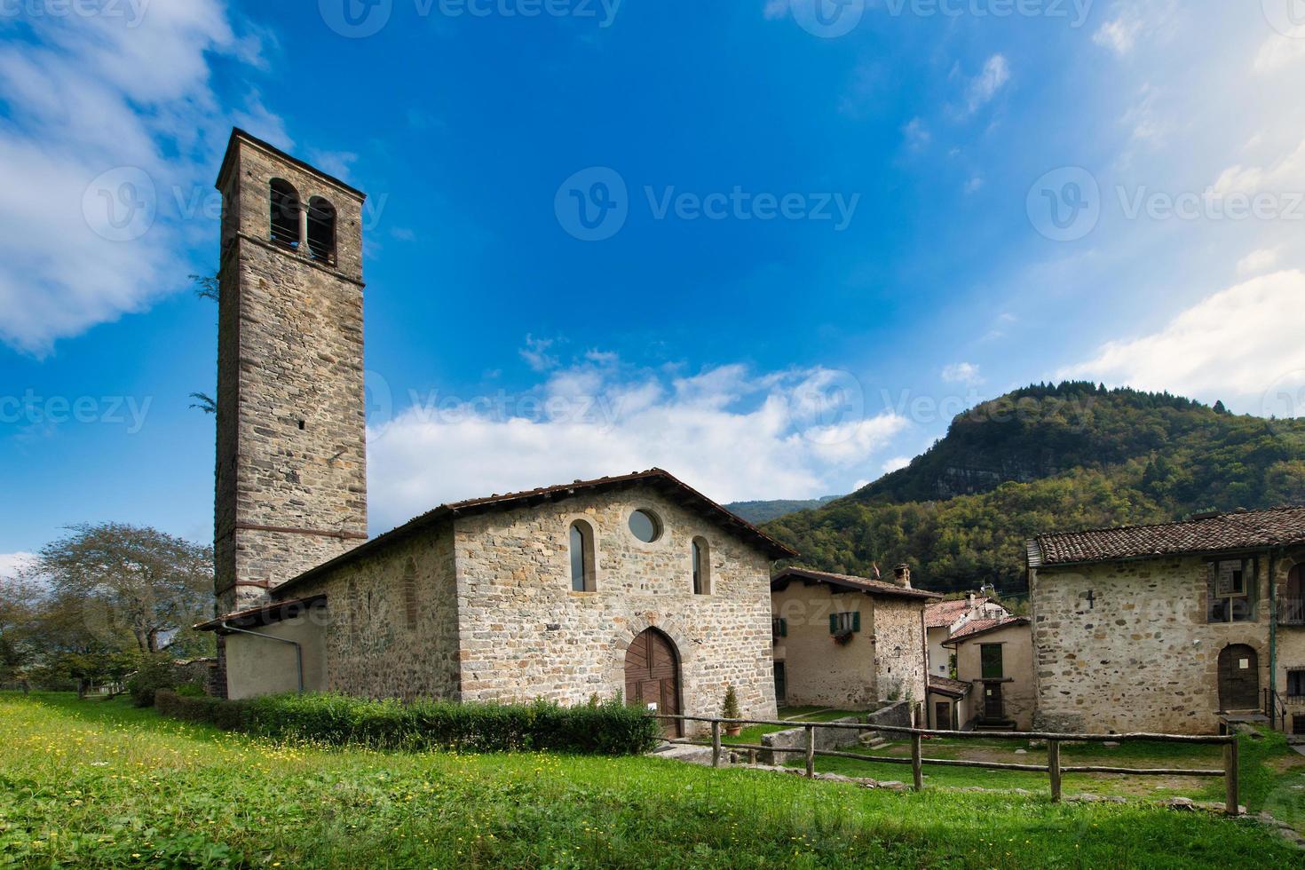 kerk van heiligen cornelio e cipriano. cornello dei tasso. oude dorp van de Brembana vallei Bergamo Italië foto