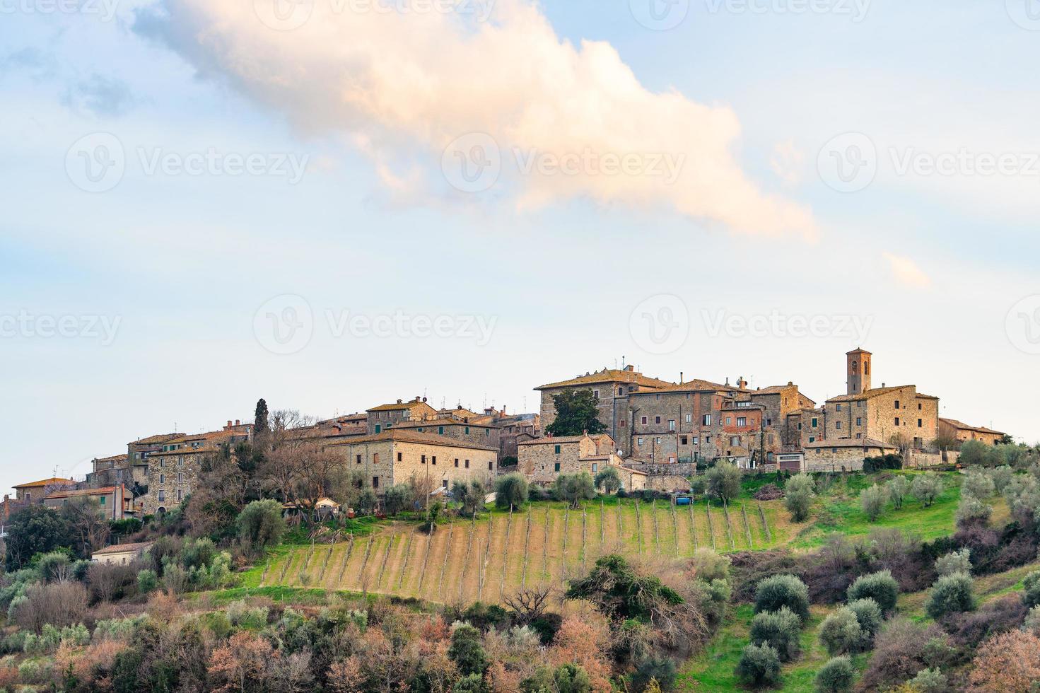 middeleeuws dorp van castelnuovo dell'abate foto