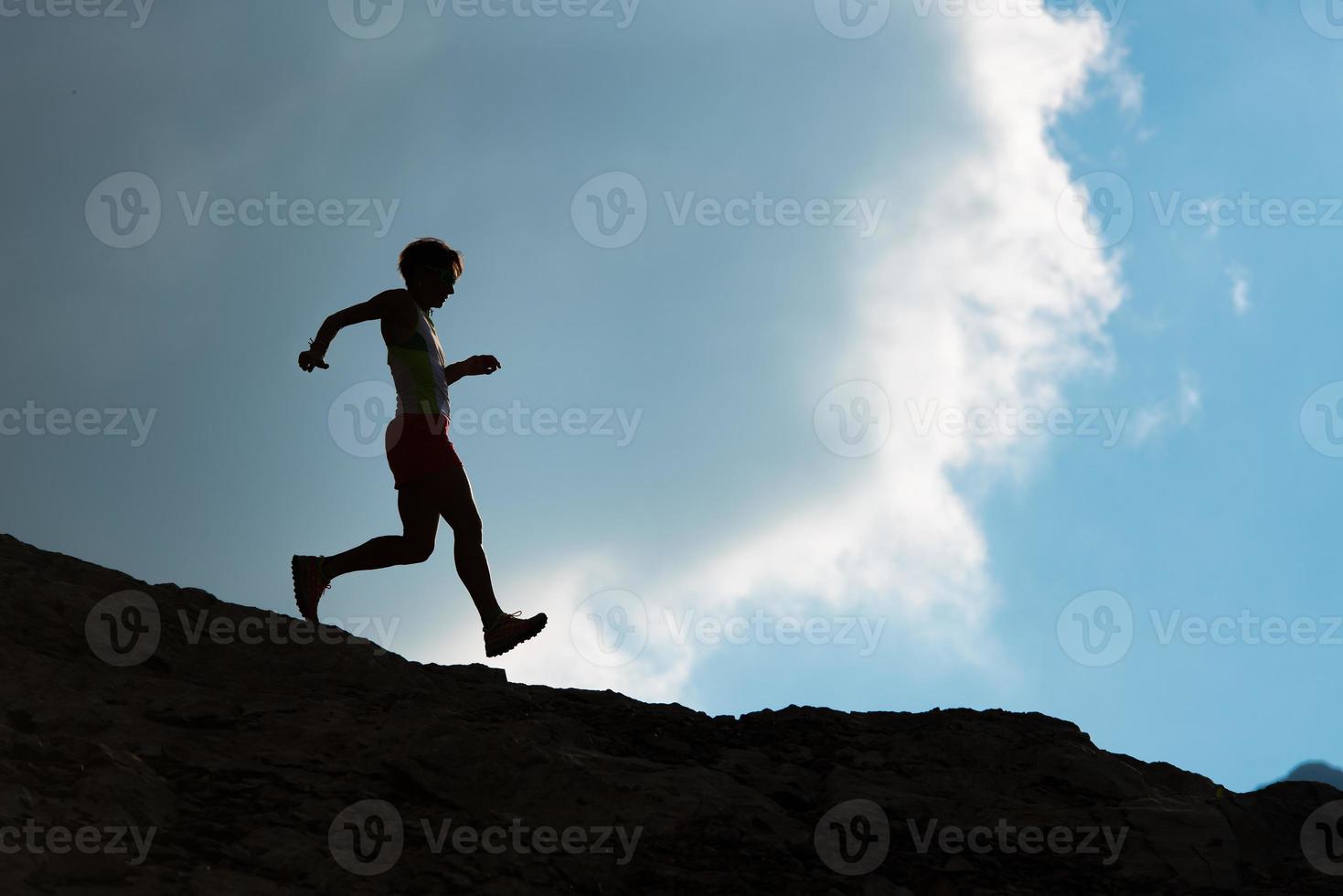 rennen over- rotsen bergafwaarts foto