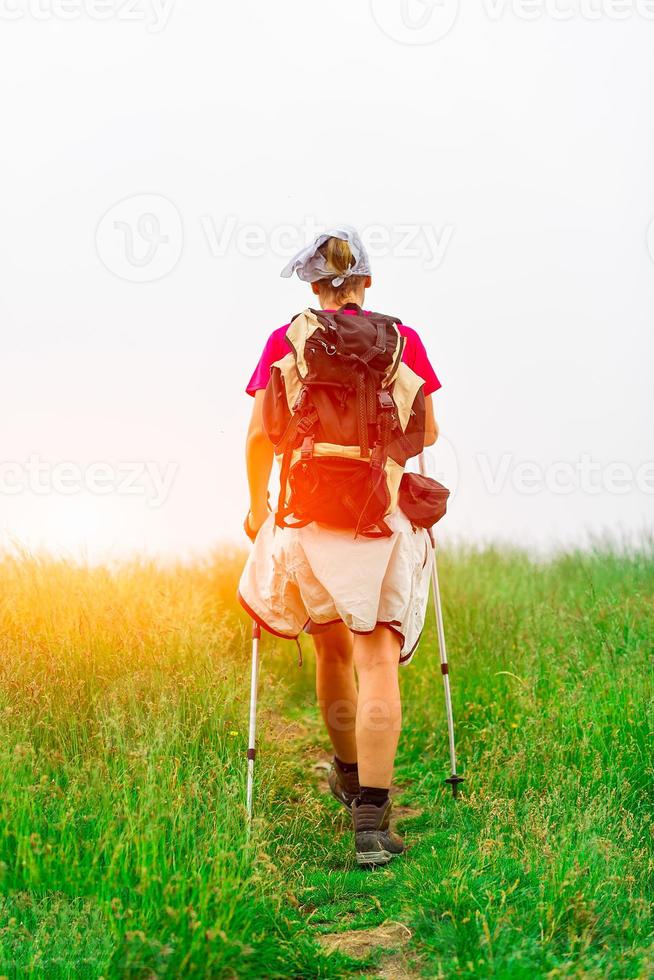 vrouw wandelaar weide zon foto