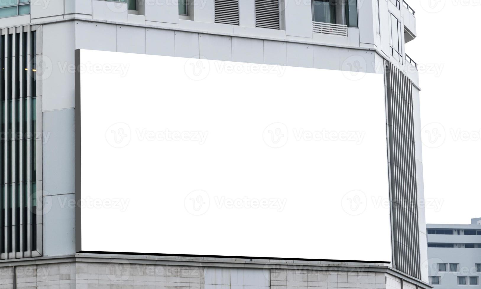 bespotten omhoog wit achtergrond aanplakbord Aan gebouw .knippen pad voor mockup foto