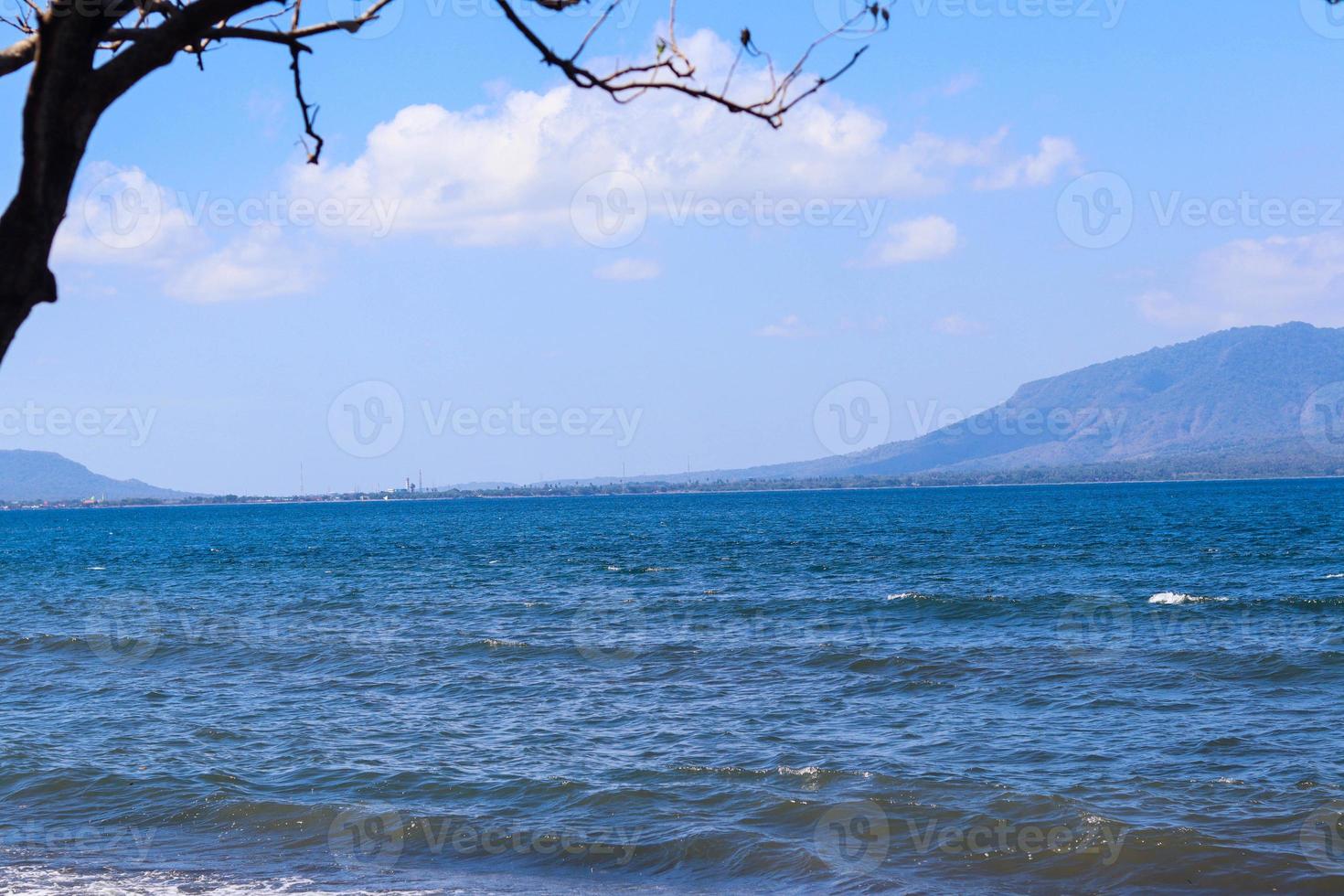 mooi visie van cacalan banyuwangi strand met bergen in de achtergrond foto