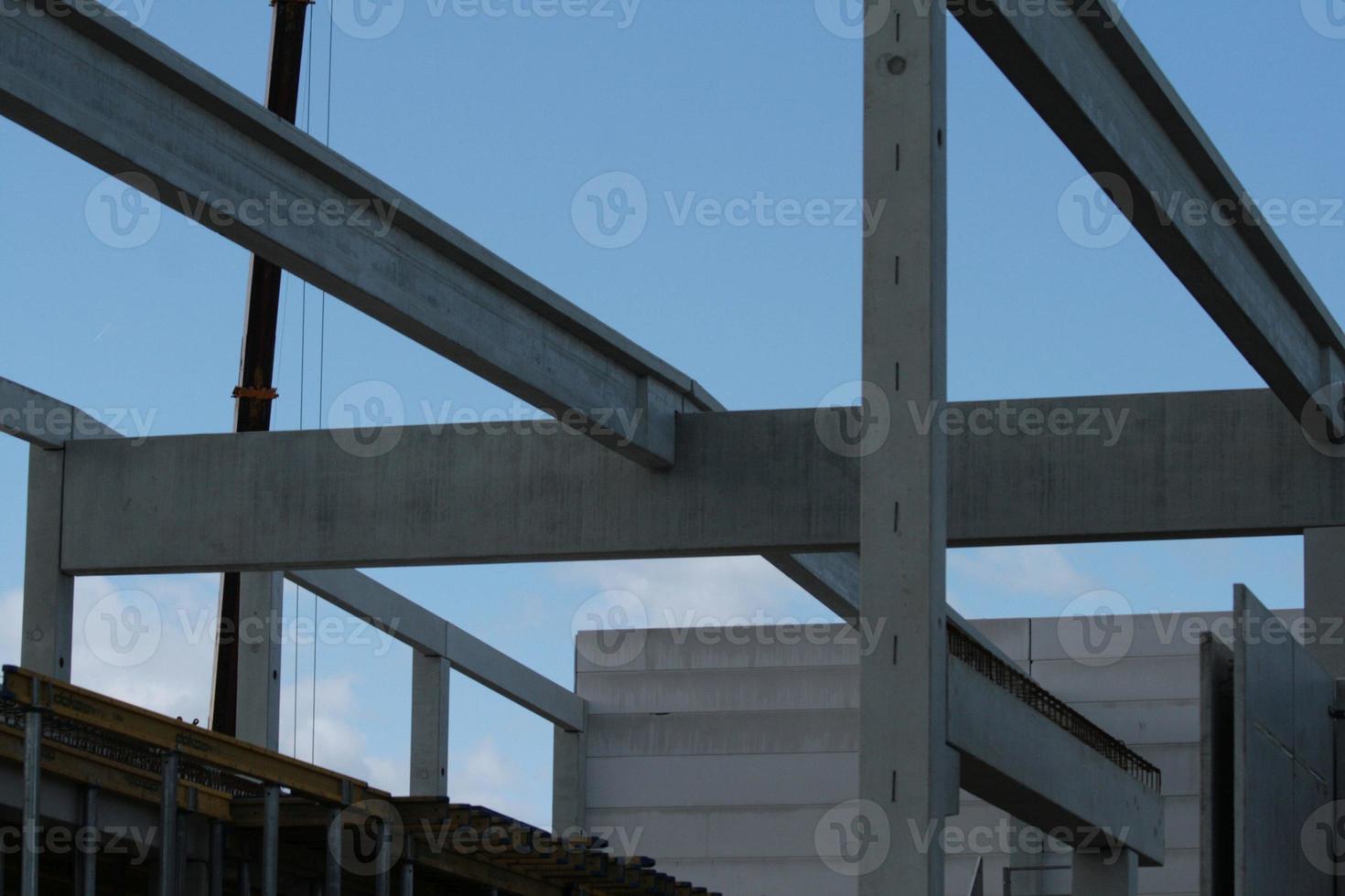 geprefabriceerd beton elementen Aan bouw plaats gedurende installatie foto